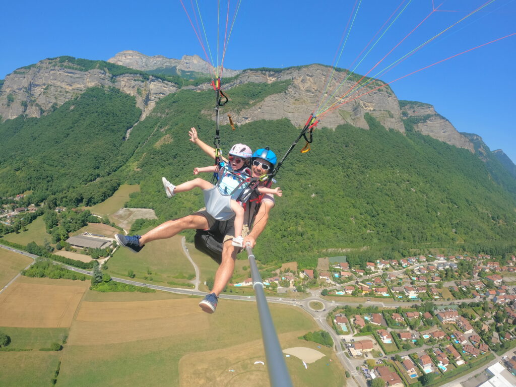 moniteur avec un enfant dans les airs